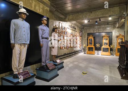 Un'area espositiva con fotografie di molti prigionieri riabilitati e una mostra di uniformi tipiche della guardia carceraria. Al Museo delle correzioni di Ban Foto Stock