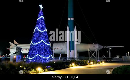 Un albero di Natale è illuminato per le "Vacanze nello spazio" vicino al Rocket Garden presso il Kennedy Space Center Visitors Center, Florida mercoledì 12 dicembre 2023. Foto di Joe Marino/UPI. Crediti: UPI/Alamy Live News Foto Stock