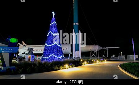 Un albero di Natale è illuminato per le "Vacanze nello spazio" vicino al Rocket Garden presso il Kennedy Space Center Visitors Center, Florida mercoledì 12 dicembre 2023. Foto di Joe Marino/UPI Credit: UPI/Alamy Live News Foto Stock