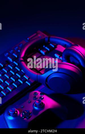 Cuffie, joystick e tastiera per computer su tavolo nero Foto Stock