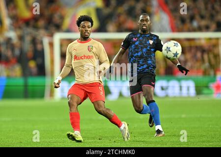 Lens, Francia. 12 dicembre 2023. Elye Wahi (9) di RC Lens raffigurato in un duello con Boubakary Soumare (24) di Siviglia durante la partita di UEFA Champions League Matchday 6 nel gruppo B nella stagione 2023-2024 tra Racing Club de Lens e FC Sevilla il 12 dicembre 2023 a Lens, in Francia. (Foto di David Catry/Isosport) credito: Sportpix/Alamy Live News Foto Stock