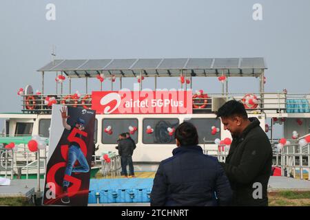 Bharti Airtel svela la tecnologia 5G all'avanguardia 12 dicembre 2023, Srinagar Kashmir, India: People stand Past logo di Airtel 5G Plus è visibile durante l'esperienza 5G Plus in diretta a Srinagar. Airtel ha annunciato il lancio dei suoi servizi 5G all'avanguardia nell'ottobre 2022 in 8 città in India. Oggi, i servizi di Airtel sono attivi in tutti gli stati e i territori dell'unione dell'India, con oltre 50 milioni di clienti al 1° ottobre 2023. Srinagar Kashmir India Copyright: XFirdousxNazirxxEyepixxGroupx Foto Stock