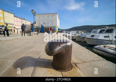 Cherso, Croazia - 9 aprile 2023: Dissuasore di ruggine nel porto di Cherso (Croazia), giorno di sole in primavera, cielo blu Foto Stock