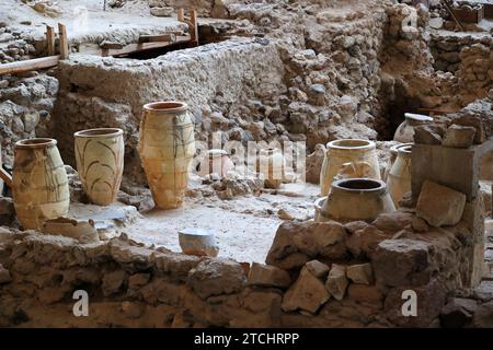 Anfore presso il sito archeologico di Akrotiri sull'isola greca delle Cicladi di Santorini-Grecia Foto Stock