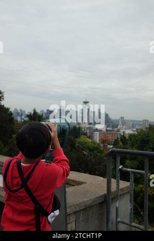 Un giovane ragazzo che guarda il paesaggio urbano di Seattle. Washington, USA Foto Stock