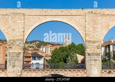 Archi dello storico acquedotto con la chiesa di Salvador a Teruel, in Spagna Foto Stock