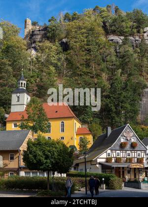 Case a graticcio e chiesetta del villaggio su un pendio, case a graticcio di fronte alle rocce, Oybin, i monti Zittau, la Sassonia, la Germania Foto Stock