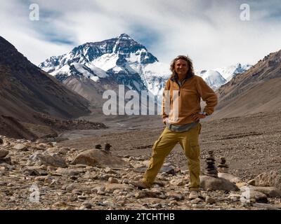 Uomo di fronte alla vetta del Monte Everest, Tibet, Cina Foto Stock