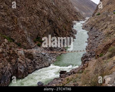 Fiume Yarlung Tsangpo nella gola di montagna, Brahmaputra, altopiani del Tibet, Cina Foto Stock