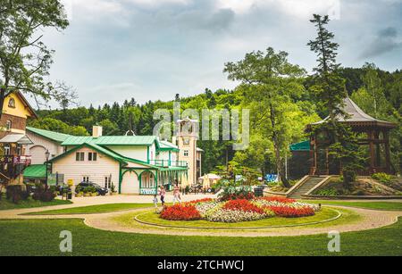 Iwonicz Zdroj, Polonia, 13.08.2019: Città vecchia in Polonia Iwonicz Zdroj. Vista dalla piazza della città, dalla fontana e dal municipio. Destinazione turistica Foto Stock