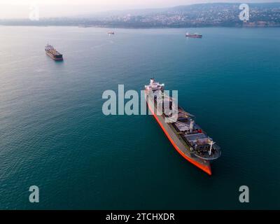 Un'enorme nave da carico che trasporta trucioli di legno nel mare, vista aerea. Foto Stock