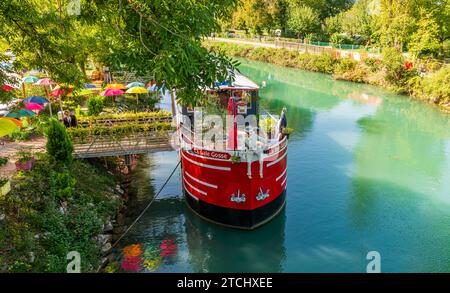 Chiatta ristorante sul canale Savière a Chanaz, Savoia, Francia Foto Stock