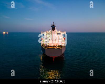 Un'enorme nave da carico che trasporta trucioli di legno nel mare, vista aerea. Foto Stock