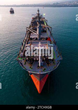 Un'enorme nave da carico che trasporta trucioli di legno nel mare, vista aerea. Foto Stock