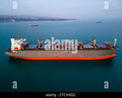 Un'enorme nave da carico che trasporta trucioli di legno nel mare, vista aerea. Foto Stock