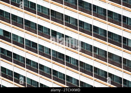 Facciata di un edificio con molte finestre. Architettura moderna. Edificio per uffici. Foto Stock
