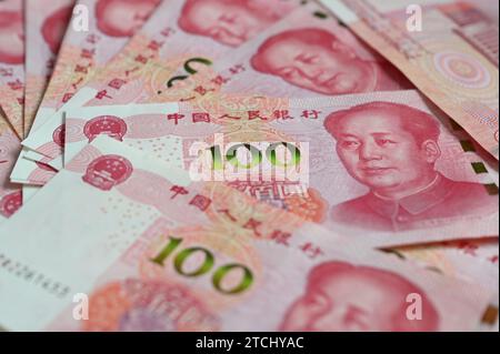 Pechino, Cina. 12 dicembre 2023. ILLUSTRAZIONE - diverse banconote, ognuna con un valore di 100 renminbi cinesi (yuan), giacciono su un tavolo. Credito: Johannes Neudecker/dpa/Alamy Live News Foto Stock