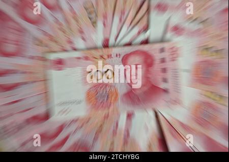 Pechino, Cina. 12 dicembre 2023. ILLUSTRAZIONE - diverse banconote, ognuna con un valore di 100 renminbi cinesi (yuan), giacciono su un tavolo. Credito: Johannes Neudecker/dpa/Alamy Live News Foto Stock