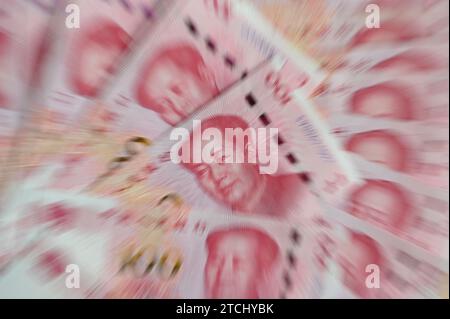 Pechino, Cina. 12 dicembre 2023. ILLUSTRAZIONE - diverse banconote, ognuna con un valore di 100 renminbi cinesi (yuan), giacciono su un tavolo. Credito: Johannes Neudecker/dpa/Alamy Live News Foto Stock