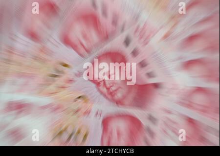 Pechino, Cina. 12 dicembre 2023. ILLUSTRAZIONE - diverse banconote, ognuna con un valore di 100 renminbi cinesi (yuan), giacciono su un tavolo. Credito: Johannes Neudecker/dpa/Alamy Live News Foto Stock