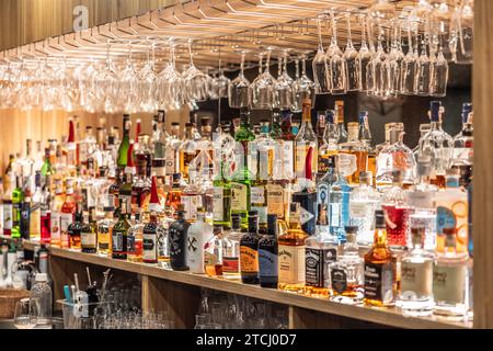 Praga - dicembre. 12.2023: Bottiglie di whisky rum e altri liquori nel bar del ristorante. Un vasto assortimento di etichette alcoliche, marchi e suppli Foto Stock