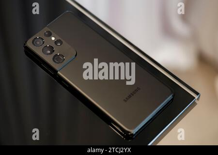 HCMC, VN - dicembre 2023. Smartphone Samsung S21 Ultra Foto Stock