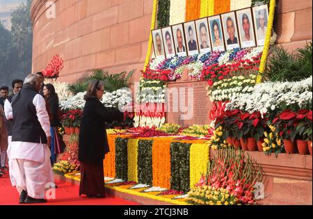 Nuova Delhi, India. 13 dicembre 2023. Il leader del partito indiano Sonia Gandhi rende omaggio floreale ai martiri che hanno perso la vita nell'attacco terroristico del 2001 alla camera del Parlamento (Samvidhan Sadan). Il 13 dicembre 2001, i militanti di Lashkar-e-Taiba (Let) e Jaish-e-Mohammed (Jem) hanno sferrato un attacco terroristico al complesso del Parlamento indiano, uccidendo nove (9) persone. Tutti e cinque i terroristi sono stati uccisi dalle forze di sicurezza indiane. Credito: SOPA Images Limited/Alamy Live News Foto Stock