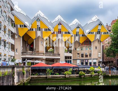 Cube ospita un complesso architettonico a Rotterdam, Paesi Bassi, progettato dall'architetto olandese Piet Blom e costruito nel 1984, affacciato sul Porto Vecchio. Foto Stock