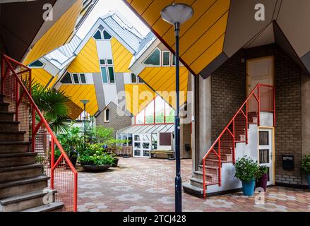 La strada interna del Cubo ospita un complesso architettonico situato a Rotterdam, Paesi Bassi, progettato dall'architetto olandese Piet Blom e costruito nel 1984. Foto Stock