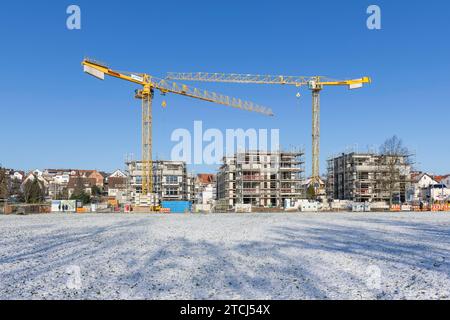 Costruzione di abitazioni, nuova costruzione, nuova area di costruzione, case moderne, lavori di costruzione, case multifamiliari, neve, inverno, costruzione Foto Stock