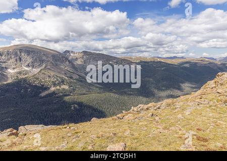 Vista sulla valle del fiume Big Thompson, vista dal Forest Canyon Overlook Foto Stock