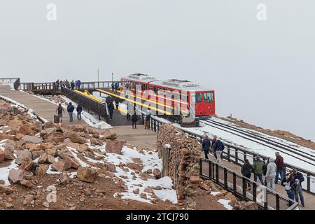 Editoriale: PIKES PEAK, COLORADO, STATI UNITI, 14 SETTEMBRE 2023 - ferrovia a cremagliera in attesa di turisti sorpresi da una tempesta di neve sulla cima del Pike Foto Stock