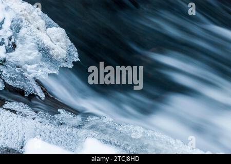 Formazioni di ghiaccio nel Wesenitz nel Liebethaler Grund Foto Stock