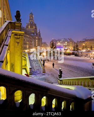 (Copyright C Sylvio Dittrich +49 1772156417) Mercatino di Natale sul Neumarkt alla Frauenkirche di Dresda Foto Stock