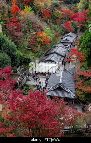 KYOTO/GIAPPONE - 26 novembre 2023: Vista dall'alto della sorgente del tempio kiyomizu dera Foto Stock