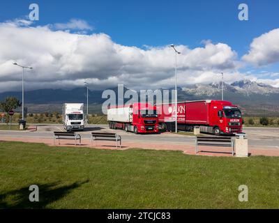 TATRANSKA STRBA, SLOVACCHIA - 28 SETTEMBRE 2016: Area di sosta autostradale con camion Volvo e MAN di fronte agli alti Tatra Foto Stock