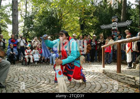 DEU Saxony Radebeul, il tradizionale Karl May Festival, attrae decine di migliaia di visitatori ogni anno. Le attrazioni speciali sono la danza tradizionale Foto Stock