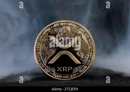 Primo piano di una moneta d'oro XRP Ripple, concetto di criptovaluta Foto Stock