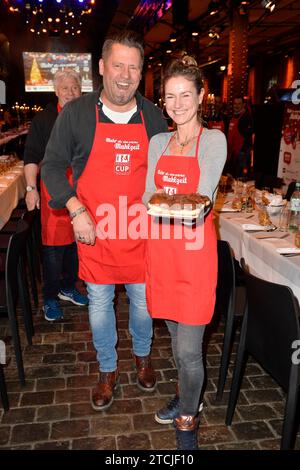 Mike Suesser und Rhea Harder / Charity-Veranstaltung / Mehr als eine Warme Mahlzeit / Amburgo / 12. Dezember 2023 *** Mike Suesser e Rhea Harder Charity evento più di un pasto caldo Amburgo 12 dicembre 2023 Foto Stock