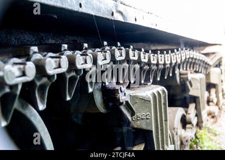 Una vecchia catena del serbatoio che non è stata spostata per molto tempo, fotografata lateralmente. La catena è montata su un serbatoio. Foto Stock