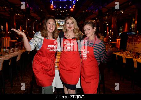 Madita von Hülsen, Sandra Quadflieg und Rhea Harder / Charity-Veranstaltung / Mehr als eine warme Mahlzeit / Amburgo / 12. Dezember 2023 *** Madita von Hülsen, Sandra Quadflieg e Rhea Harder Charity evento più di un pasto caldo Amburgo 12 dicembre 2023 Foto Stock