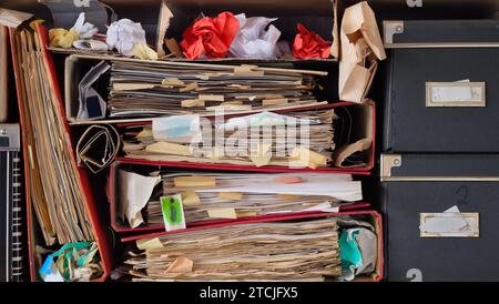 File di cartelle disordinate, vecchie carte e scatole, burocrazia, aminizzazione, concetto di business Foto Stock