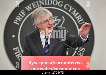 Foto del file datata 23/10/20 del primo ministro Mark Drakeford che parla a una conferenza stampa a Cardiff davanti al Galles che entra in un blocco di due settimane per "fuochi d'artificio" nel tentativo di proteggere l'NHS del paese dall'essere sopraffatto dalla rinascita del coronavirus. Mark Drakeford ha detto che si dimetterà da primo ministro del Galles, dicendo: "Quando mi sono candidato alle elezioni come leader del Partito laburista gallese, ho detto che mi sarei dimesso durante l'attuale mandato di Senedd. Quel momento è giunto." Data di emissione: Mercoledì 13 dicembre 2023. Foto Stock