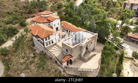 Una foto di Cankiri Darussifa e Cankiri Mevlevi Lodge scattata con un drone. Darussifa fu costruita nel 1235, e Mevlevihane fu costruita nel XIX secolo. Foto Stock