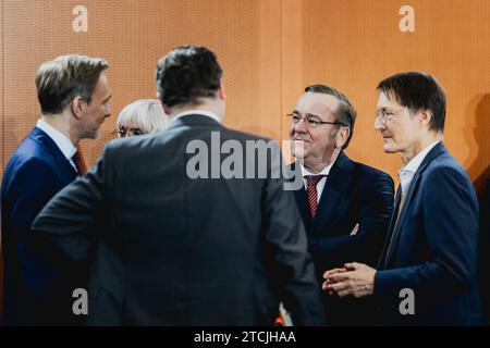 Berlino, Deutschland. 13 dicembre 2023. (LR) Christian Lindner (FDP), Ministro federale delle finanze, Claudia Roth (Buendnis 90/Verdi), Ministro statale della cultura e dei mezzi di informazione, Wolfgang Schmidt (SPD), Capo della Cancelleria federale, Boris Pistorius (SPD), Ministro federale della difesa, e Karl Lauterbach (SPD), ministro federale della sanità, tenuto alla riunione settimanale del gabinetto di Berlino, 13 dicembre 2023. Credito: dpa/Alamy Live News Foto Stock