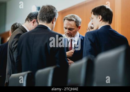 Berlino, Deutschland. 13 dicembre 2023. (LR) Wolfgang Schmidt (SPD), capo della Cancelleria federale, Robert Habeck (Buendnis 90/Verdi), ministro federale dell’economia e della protezione del clima e vice cancelliere, Christian Lindner (FDP), ministro federale delle finanze, Claudia Roth (Buendnis 90/Verdi), ministro statale della cultura e dei mezzi di informazione, e Karl Lauterbach (SPD), ministro federale della sanità, tenuto alla riunione settimanale del gabinetto di Berlino, 13 dicembre 2023. Credito: dpa/Alamy Live News Foto Stock