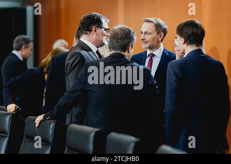 Berlino, Deutschland. 13 dicembre 2023. (LR) Wolfgang Schmidt (SPD), capo della Cancelleria federale, Robert Habeck (Buendnis 90/Verdi), ministro federale dell'economia e della protezione del clima e vice cancelliere, Christian Lindner (FDP), ministro federale delle finanze, e Karl Lauterbach (SPD), ministro federale della sanità, tenuto alla riunione settimanale del gabinetto di Berlino, 13 dicembre 2023. Credito: dpa/Alamy Live News Foto Stock