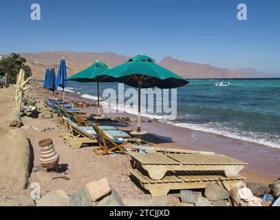 Leere Strandliegen, Küste, Strand, al Asalah Beach, Dahab, golf von Akaba, Rotes Meer, Sinai, Ägypten *** sedie a sdraio vuote, Costa, Spiaggia, al Asalah Beach, Dahab, Golfo di Aqaba, Mar Rosso, Sinai, Egitto Foto Stock