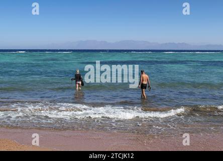 Schnorchler, Küste, Strand, al Asalah Beach, Dahab, golf von Akaba, Rotes Meer, Sinai, Ägypten *** snorkeling, Costa, spiaggia di al Asalah, Dahab, Golfo di Aqaba, Mar Rosso, Sinai, Egitto Foto Stock