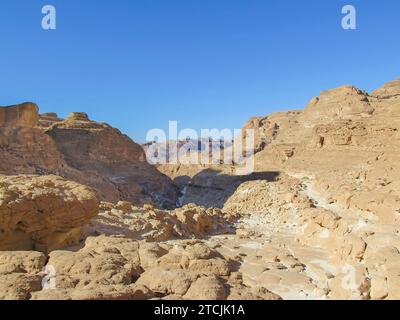 Berglandschaft im südlichen Sinai zwischen Ain Khudra und Nuwaiba, Ägypten *** paesaggio montano nel Sinai meridionale tra Ain Khudra e Nuwaiba, Egitto Foto Stock